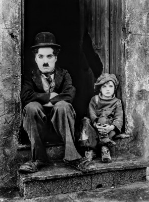 Charlie Chaplin fotografia czarno biała, scena z filmu Brzdąc