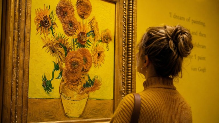 Słoneczniki van Gogha — sekrety najsłynniejszej martwej natury Słoneczniki Vincenta van Gogha to ikona sztuki. Poznaj historię serii, jej symbolikę i to, gdzie zobaczyć oryginał słynnego obrazu.