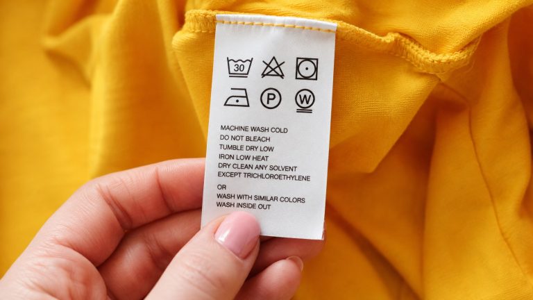 Co oznaczają symbole na metkach ubrań? Miska, trójkąt, kwadrat, kółko i żelazko — pełna ściąga znaków prania, suszenia, prasowania i czyszczenia.
